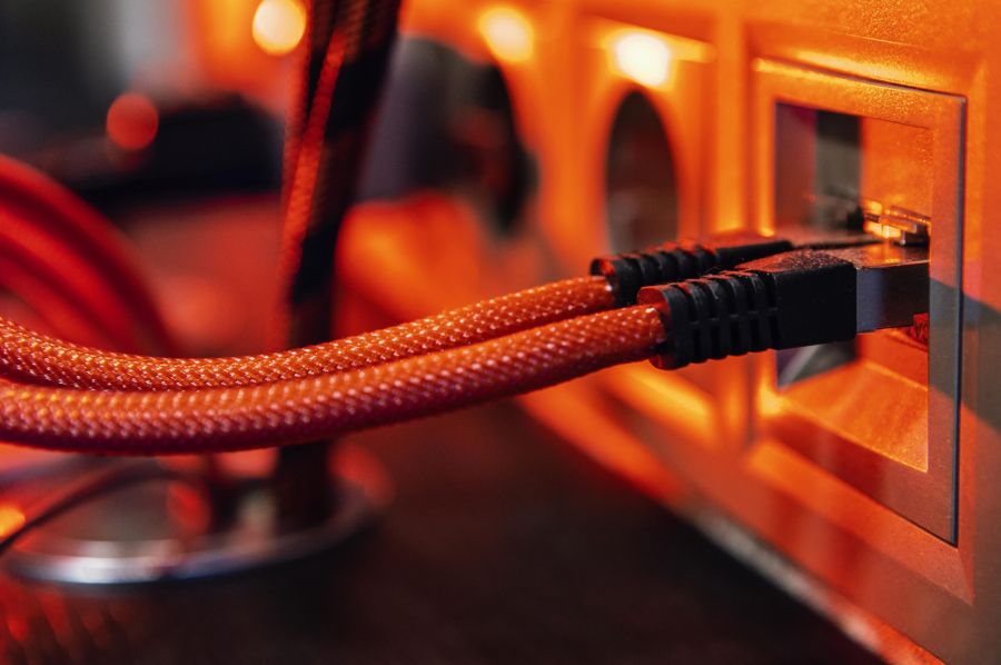 Data center moderno per sicurezza informatica aziendale con server rack illuminati
