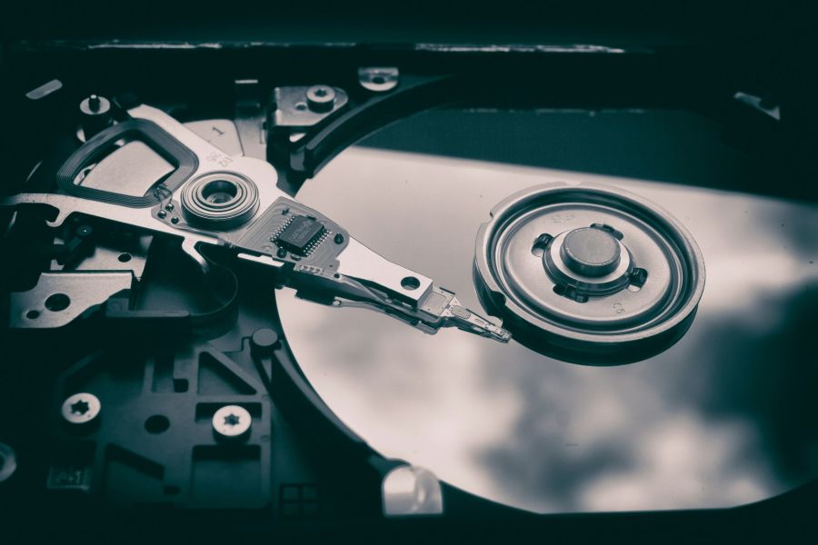SOC con monitoraggio sicurezza informatica 24/7 — schermi multipli e operatori al lavoro