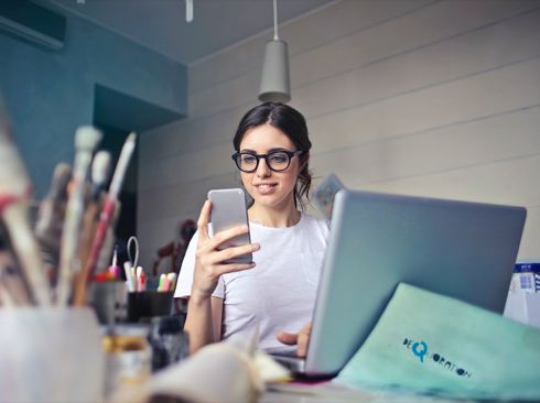 Ragazza che consulta smartphone
