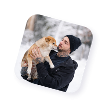 Ragazzo con cane in braccio
