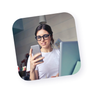 Ragazza con smartphone e pc